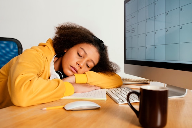 Free photo medium shot girl sleeping on desk