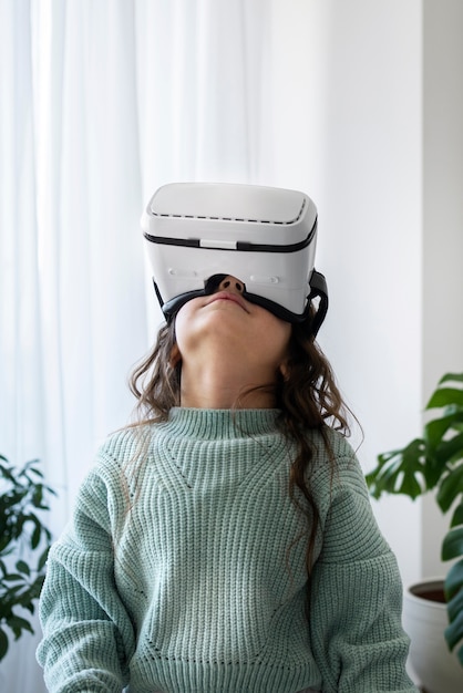 Free photo medium shot girl wearing vr glasses