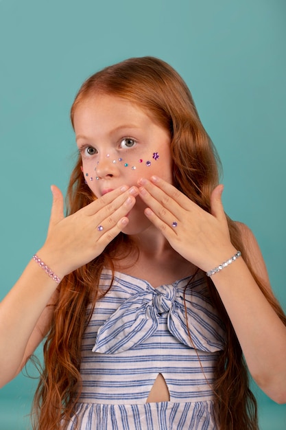 Free Photo medium shot girl with accesories portrait