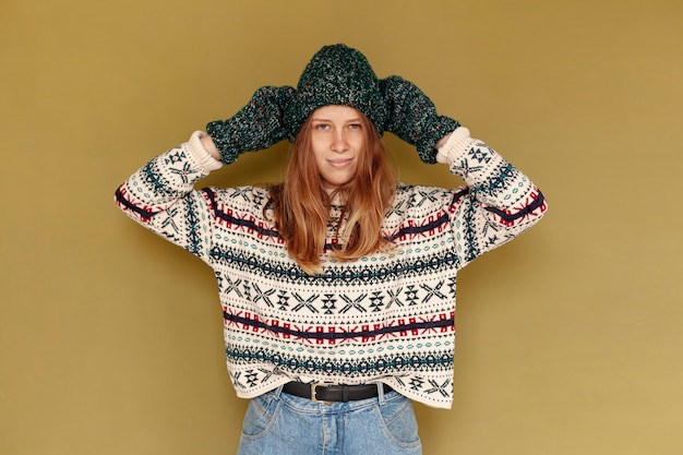 Free photo medium shot girl with hat and gloves posing