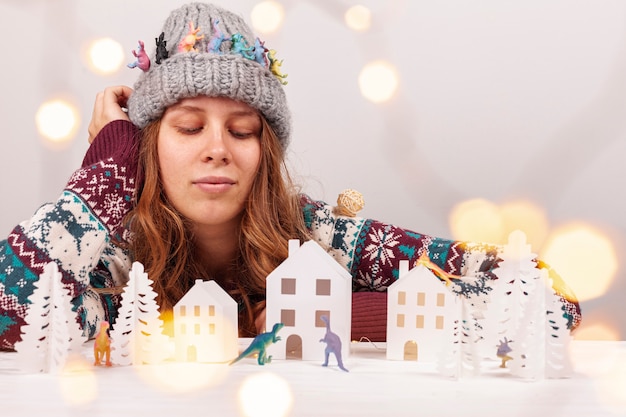 Free photo medium shot girl with hat and paper city