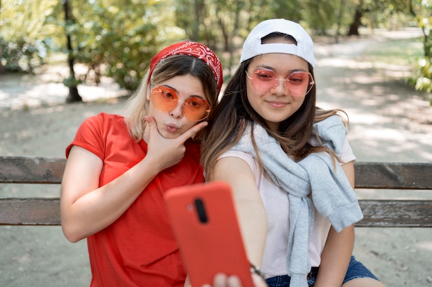 Free photo medium shot girls taking selfie