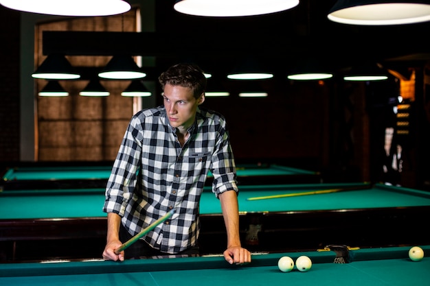 Free photo medium shot guy in billiard club