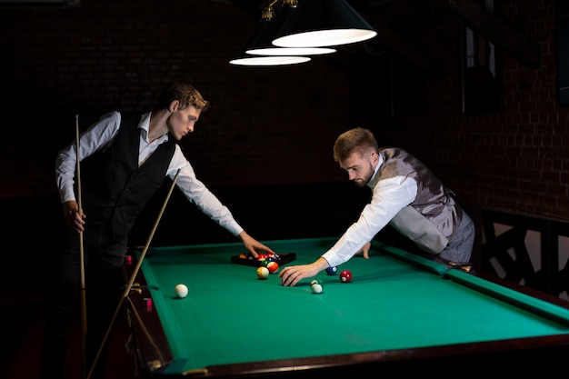 Free photo medium shot guy playing billiard