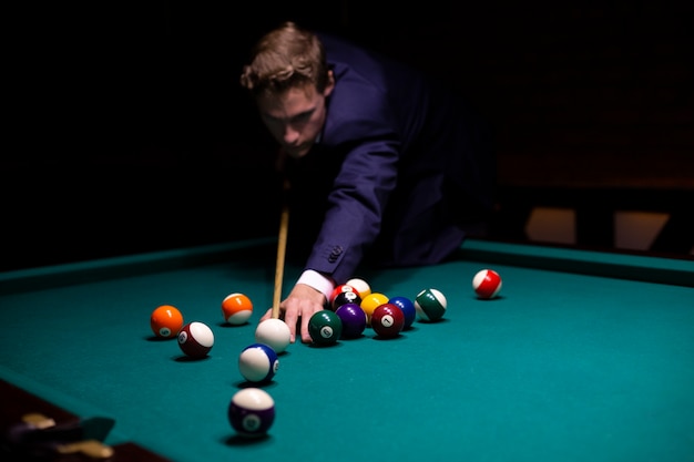 Free Photo medium shot guy in suit playing a game 