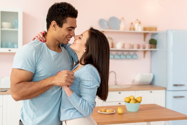 Medium shot happy couple in the kitchen