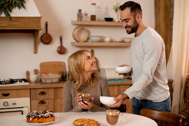 Medium shot happy couple in kitchen