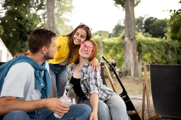 Free photo medium shot happy friends outside