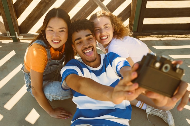 Free photo medium shot happy friends taking selfie