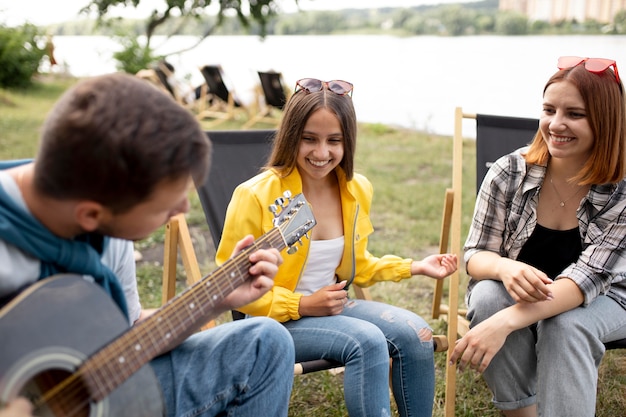 Free photo medium shot happy friends with music