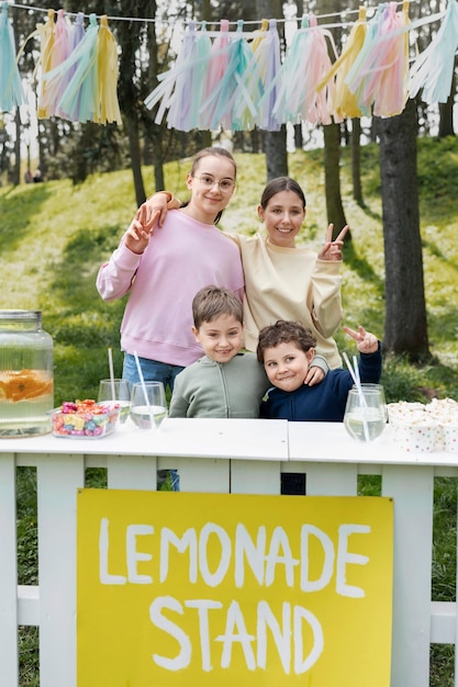 Free photo medium shot happy kids with lemonade