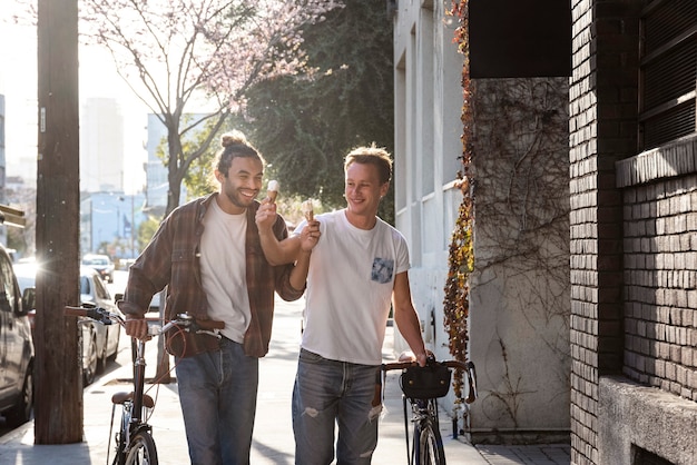 Free photo medium shot happy men with ice cream