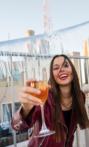 Free photo medium shot happy woman holding drink