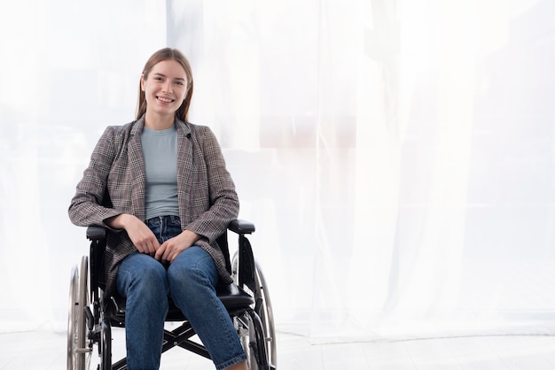 Free photo medium shot happy woman in wheelchair