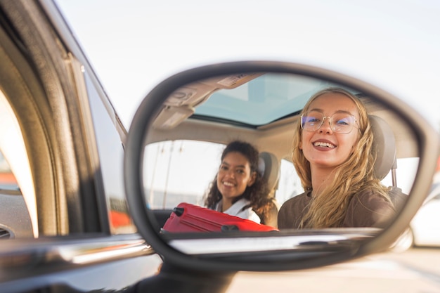 Free photo medium shot happy women in car