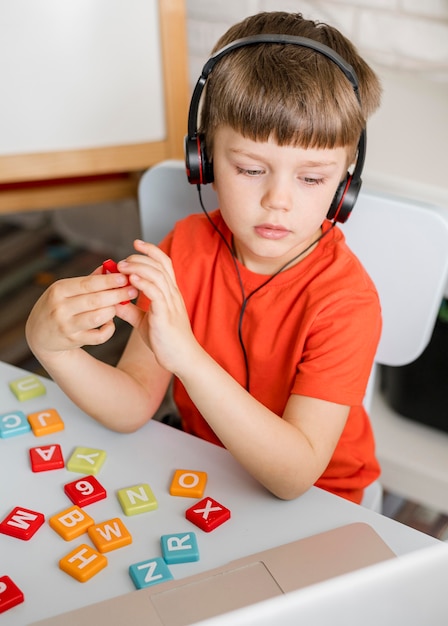 Free photo medium shot kid with headphones