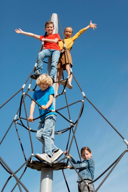 Medium shot kids climbing rope