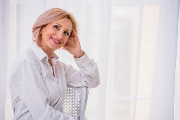 Free photo medium shot lady with short hair looking at camera with copy space