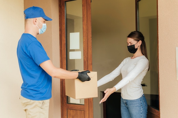 Free photo medium shot man delivering box