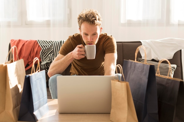 Free photo medium shot man drinking coffee