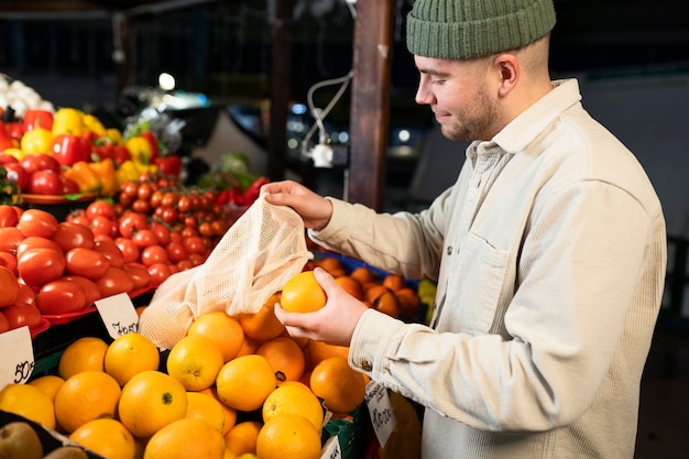 Free photo medium shot man at grocery shopping