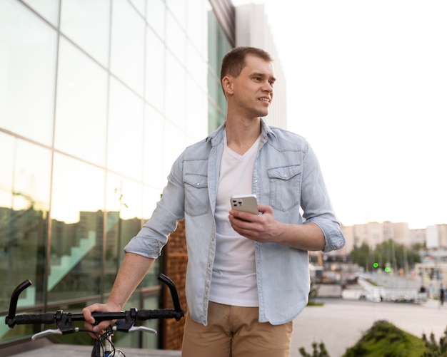 Free photo medium shot man holding coffee cup