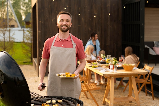 Free photo medium shot man holding food plate