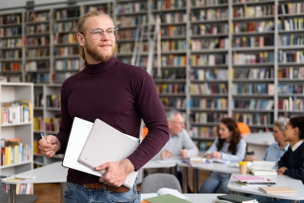 Free photo medium shot man holding notebook