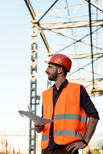 Free photo medium shot of man holding plan