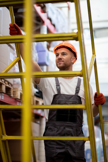 Free photo medium shot man on ladder