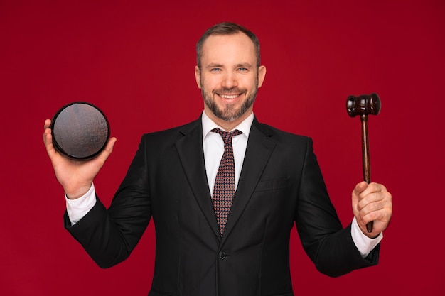 Free photo medium shot man posing in studio