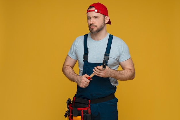 Free photo medium shot man posing in studio