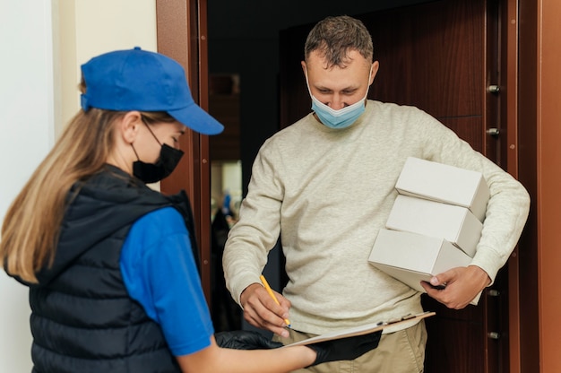 Free photo medium shot man receiving boxes