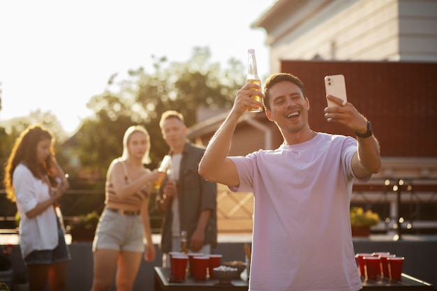 Free photo medium shot man taking selfie