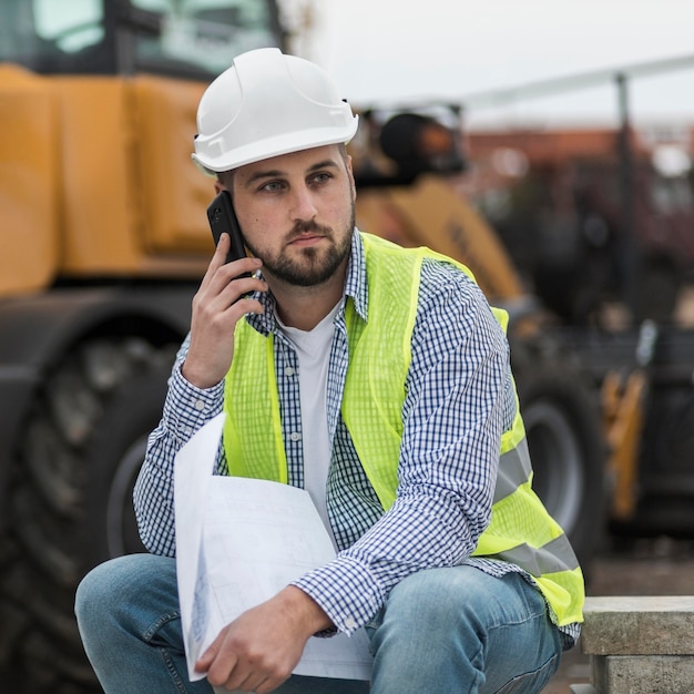 Free photo medium shot man talking over phone