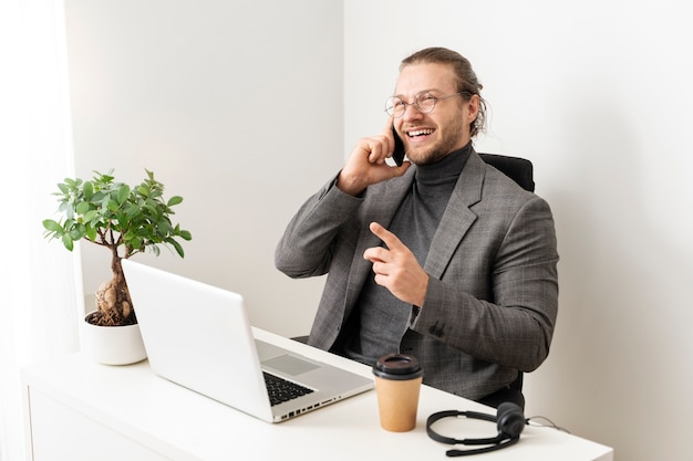 Free Photo medium shot man talking on phone