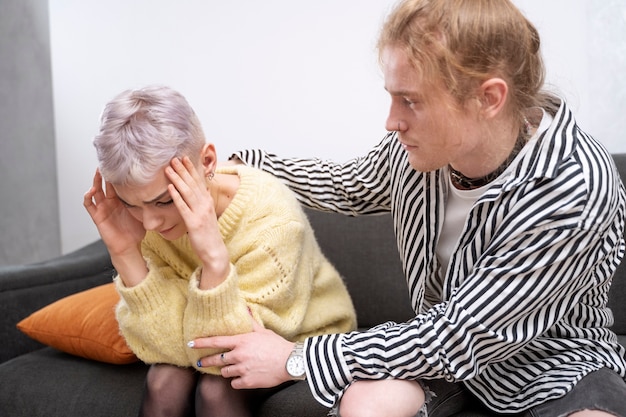 Free photo medium shot man trying to hug woman