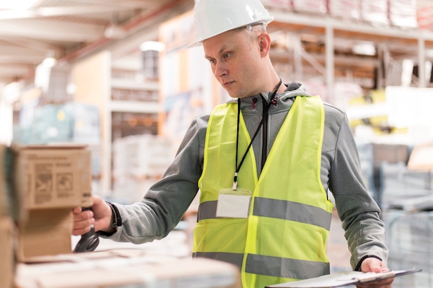 Free photo medium shot man wearing helmet