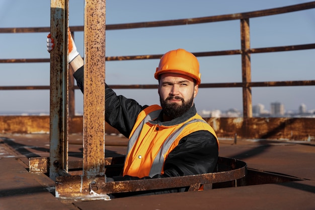 Free photo medium shot man wearing helmet