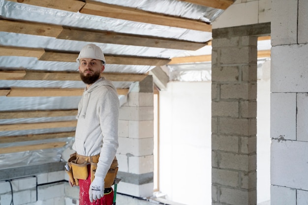 Free photo medium shot man wearing helmet