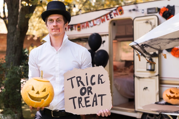 Free photo medium shot man wearing vampire makeup