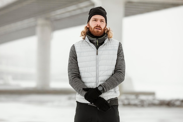 Free photo medium shot man wearing warm clothes