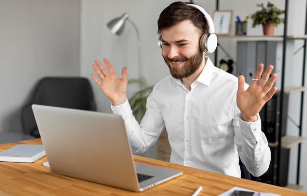 Free Photo medium shot man with headphones