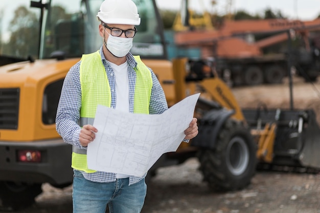 Free photo medium shot man with mask and project