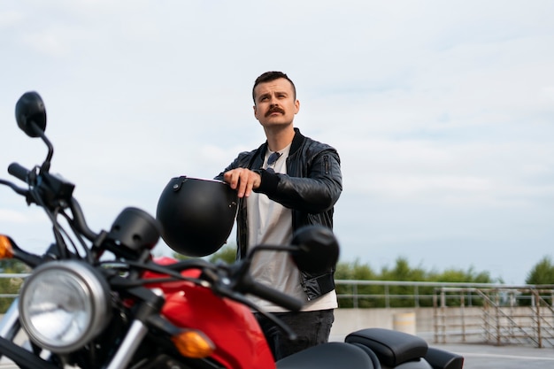 Free photo medium shot man with motorbike outdoors