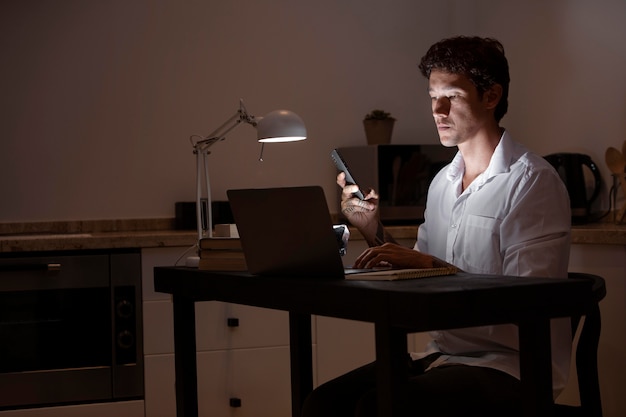 Free Photo medium shot man working at desk