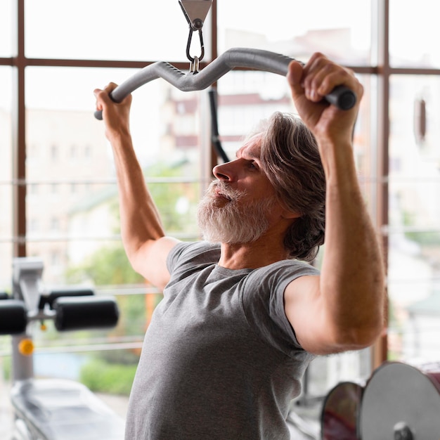 Free photo medium shot man working at gym