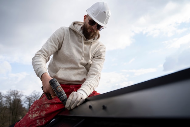 Free photo medium shot man working with protection helmet