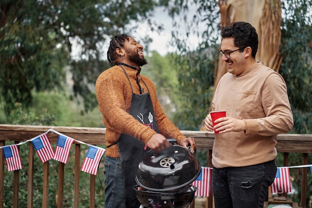 Free photo medium shot men celebrating 4th of july