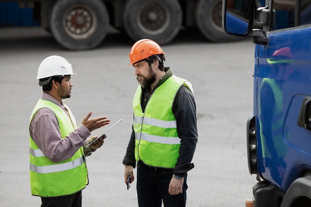 Free Photo medium shot men discussing outdoors